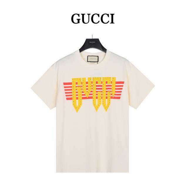 Gucci 古驰 柳钉摇滚风格logo印花短袖t恤 一系列单品从摇滚明星不羁的态度中汲取灵感 这种态度象征着渴望赋权和革新的叛逆灵魂 全新gucci标识洋溢洒脱